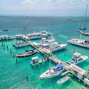 Botel Walk Barefoot To Beach! Two Bathrooms! Entire Private Sailboat, Isla Mujeres